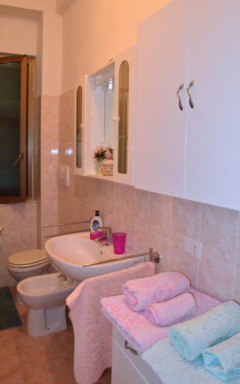 La Casa Delle Rose Room With Air Conditioning La Spezia Chambre photo